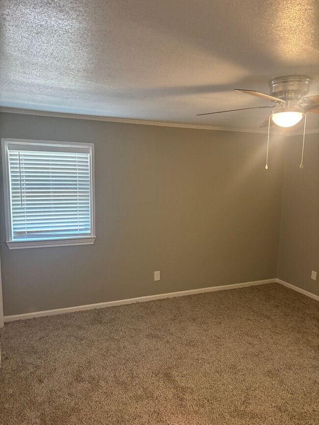 Building Photo - 1121 Woodcrest Dr