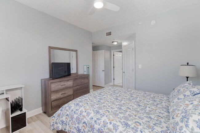 Building Photo - 9901 Baywinds Blvd