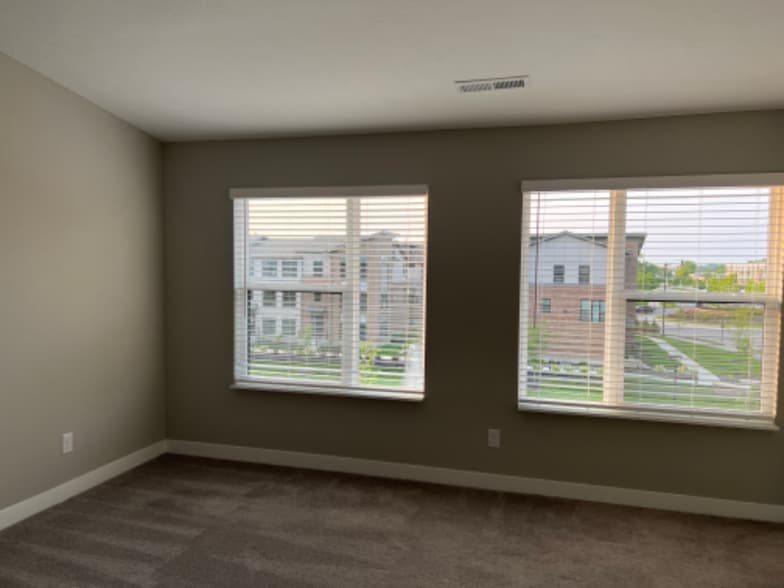 Building Photo - 677 Golborne St