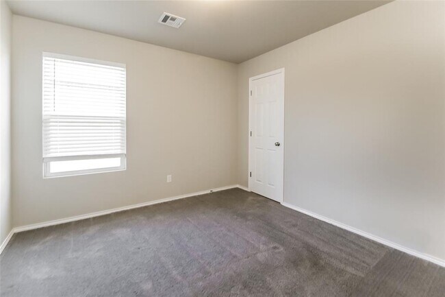 Building Photo - 1800 Sloane Dr