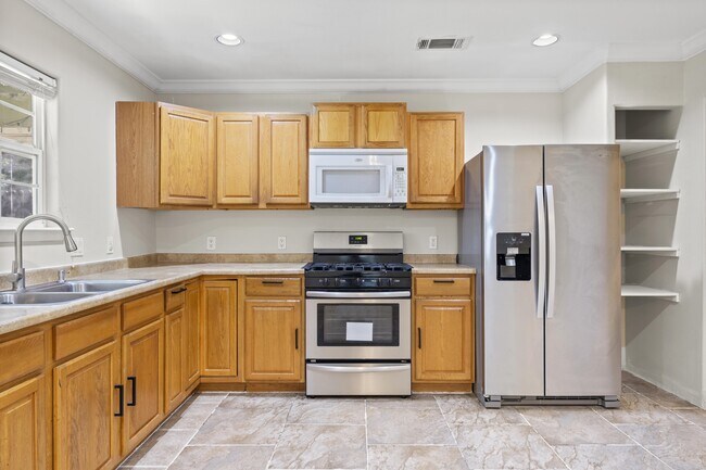 Building Photo - 404 Cavendish Dr