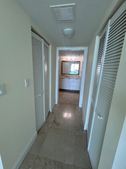 Building Photo - 1800 N Bayshore Dr