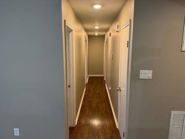 Building Photo - 2 S Hampton Cove