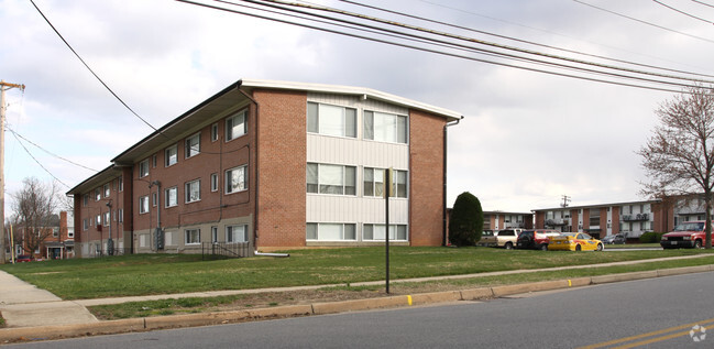 Primary Photo - 7 Mile Apartments
