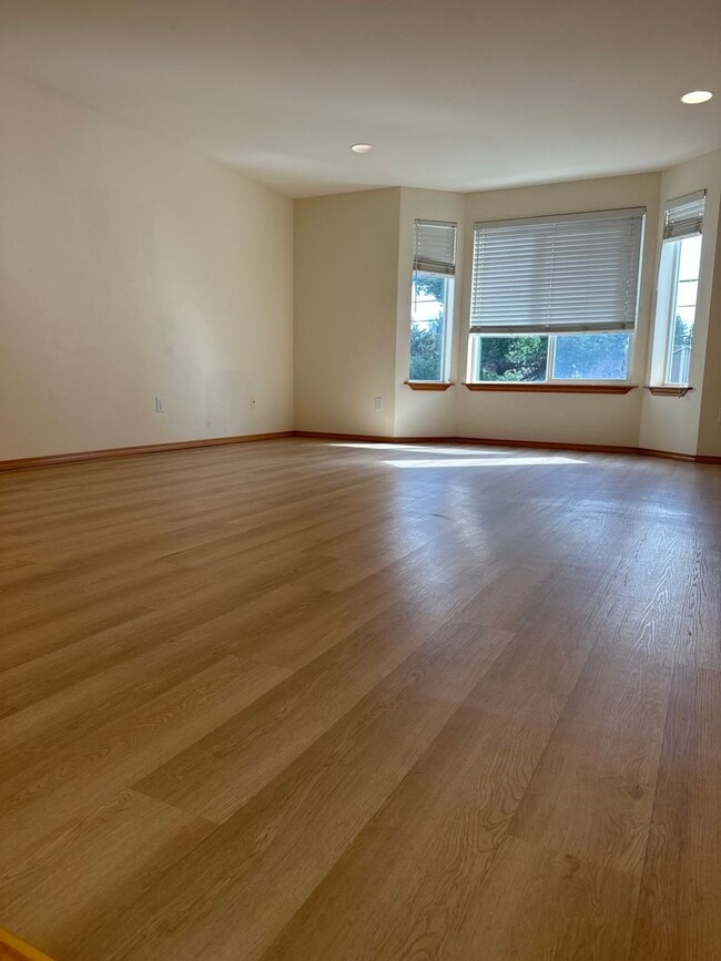 Building Photo - Lake City Living at Its Best Spacious 3BR Townhome with Garage & Easy I-5 Access