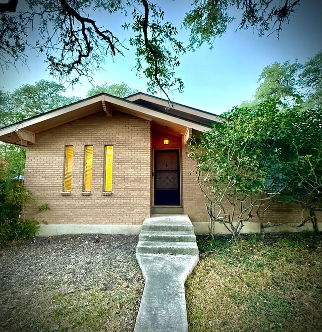 Building Photo - 1000 Hillyer St