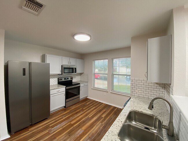 Building Photo - Washer/Dryer Included – Move-In Ready Home in Hills of Shaenfield!