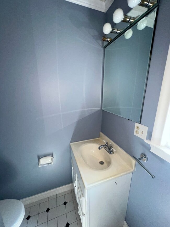Building Photo - Spacious 3 Bedroom Ranch
