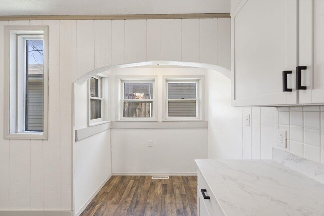 Building Photo - REMODELED 3 Bed | 1 bath | FENCED IN YARD ...