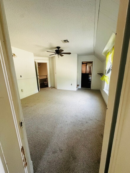 Building Photo - 615 NW Arlington Ave