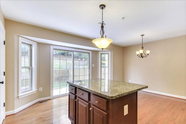 Building Photo - Beautifully maintained townhouse in Lake L...