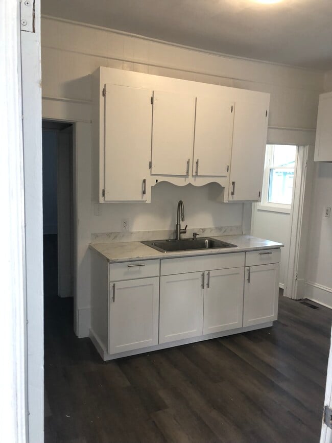 Building Photo - 617 Pender St