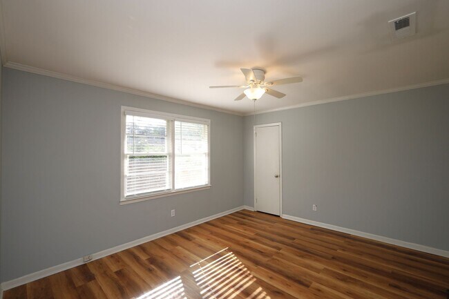 Building Photo - 1709 Azalea Dr