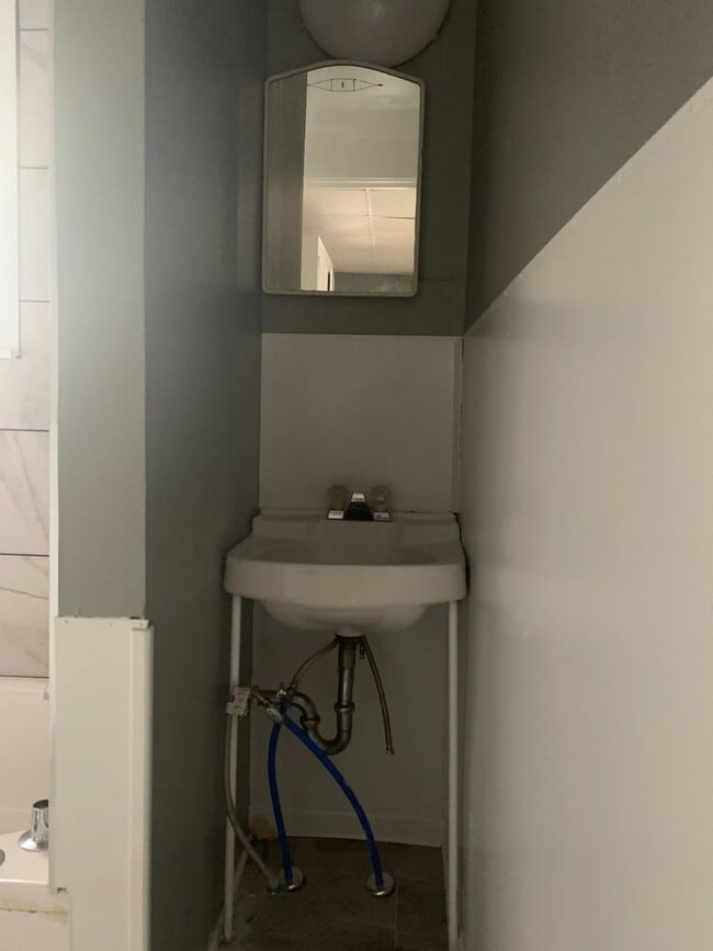 Building Photo - 2 bed/2 bath, 720 sqft home! 413 W Nichols...