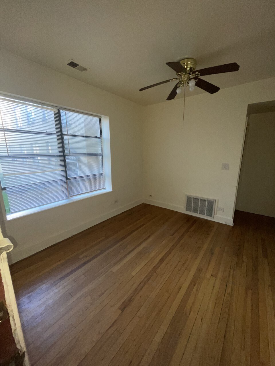 Front Room - 4926 N Kedzie Ave