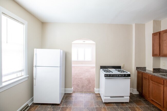 Building Photo - 1020/1022 E Center Townhouse, Riverwest, E...