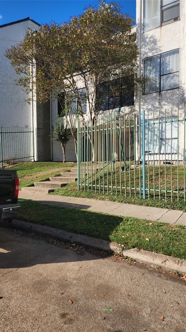 Building Photo - 2818 S Bartell Dr