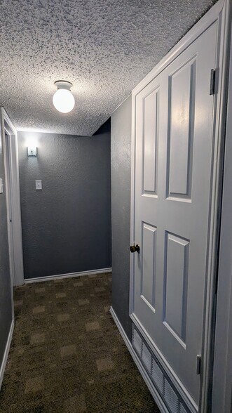 Building Photo - 1003 Vedral Pl