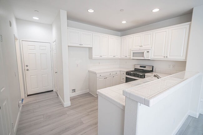 Building Photo - Creekside 3 Bedroom Townhome for Rent in V...