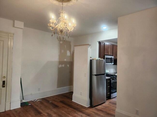Interior Photo - 121 E Gilman St