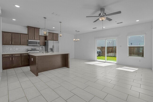 Building Photo - 9916 Bijan Dr