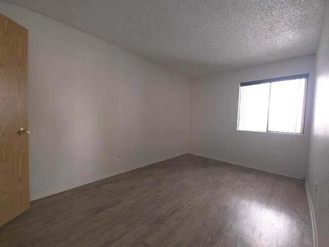 Building Photo - Ground floor condo, feels like home!
