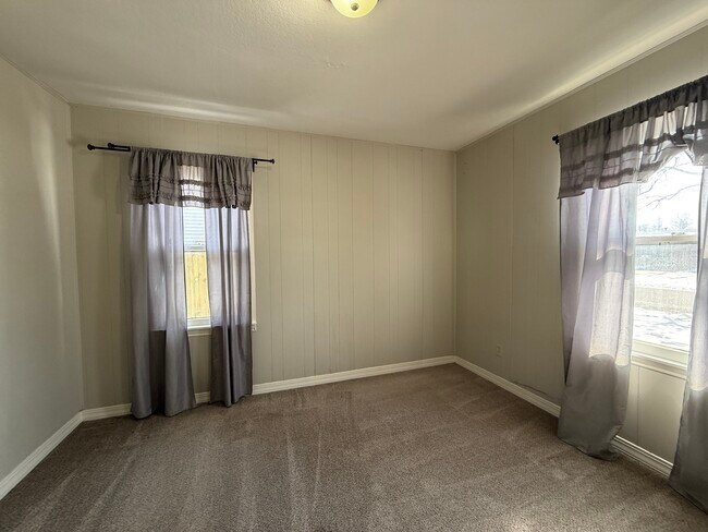 Building Photo - 1420 E 31st St S