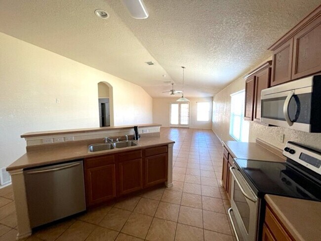 Building Photo - Ready For Move In - Large & Roomy 1 Story 4 Bed 2 Bath in NW San Antonio - Must See!