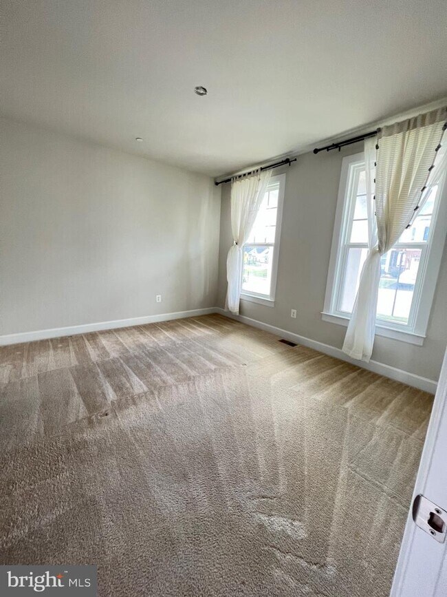 Building Photo - 8227 S Maple Lawn Blvd