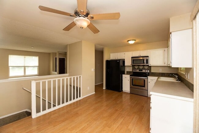 Building Photo - Great 4 bedroom Ranch style home!