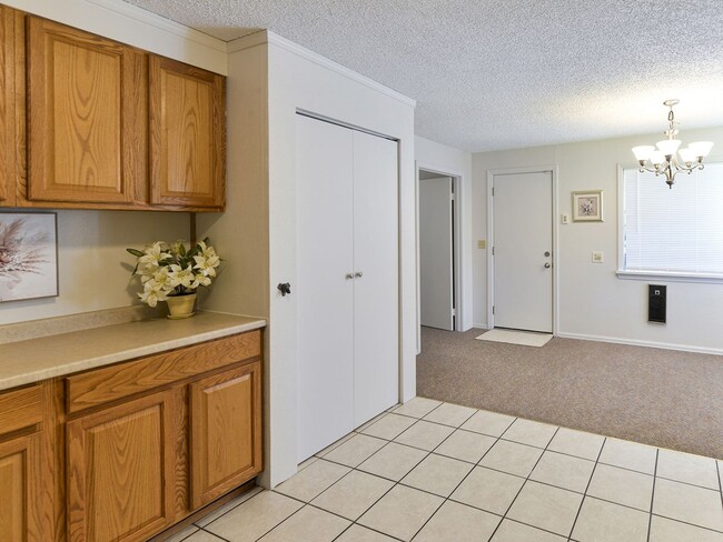 Building Photo - Beautiful One Level 2+ Bedroom Cottage in Renton!