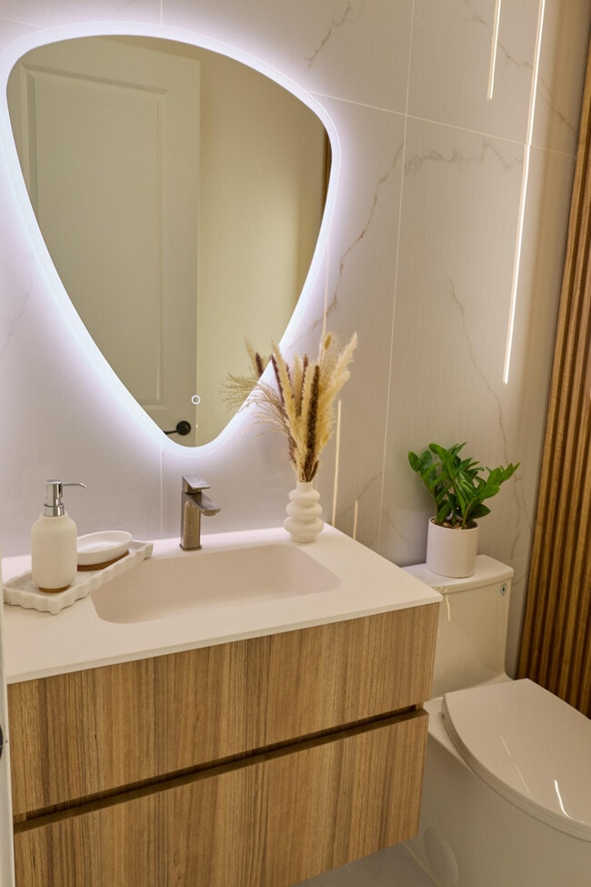 Building Photo - 9909 W 32nd Ln