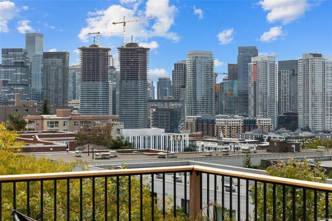 Commanding view of the Seattle skyline: spectacular at night - 730 Bellevue Ave E