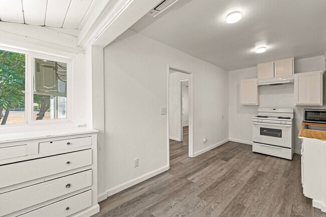 Building Photo - Enjoy Lake Views from This Cozy 1 Bed, 1 Bath Home