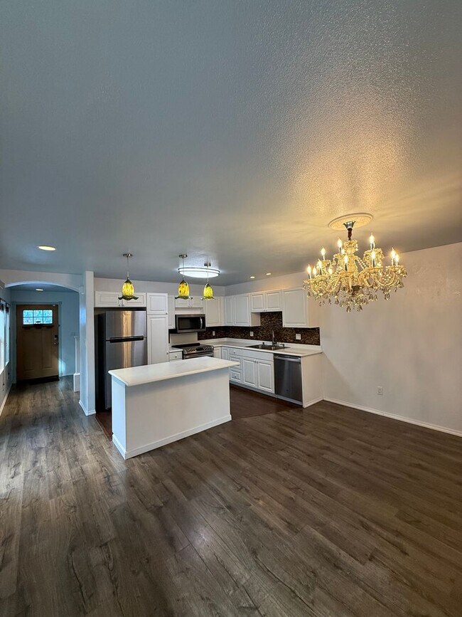 Building Photo - Spacious 4 Bed, 3 Bath in Ocean Pointe.