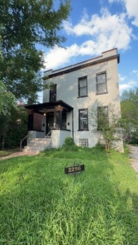Building Photo - Spacious lower level apartment!