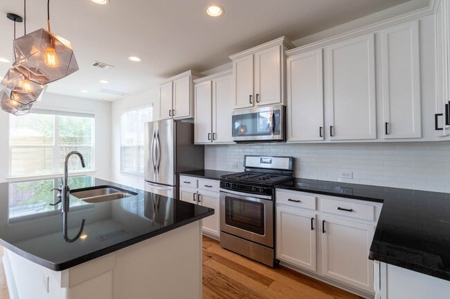 Building Photo - Amazing and peaceful 3/2.5 home in Austin!