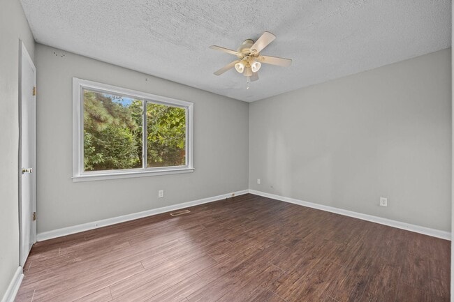 Building Photo - 3 Bedroom 2 Freshly Remodeled Bathrooms