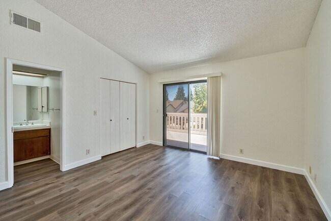 Building Photo - 3 Bedroom Home with Fireplace and LVP Flooring & 2-Car Garage!