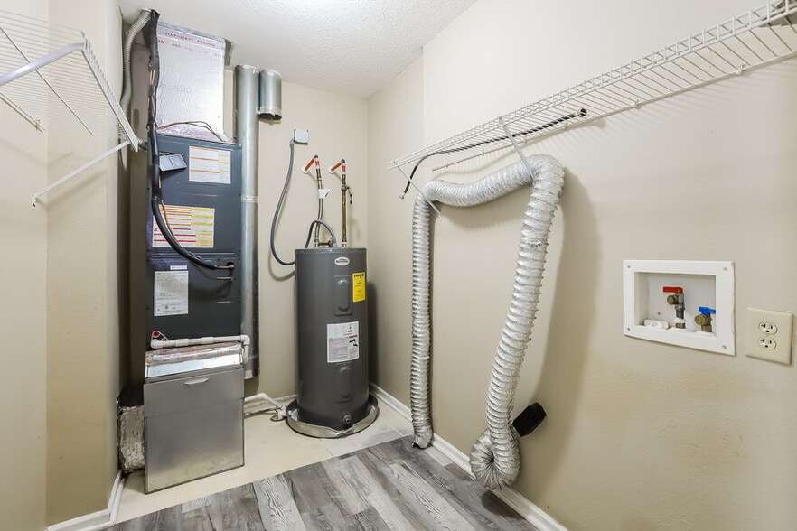 Building Photo - 8607 Bluff Point Dr