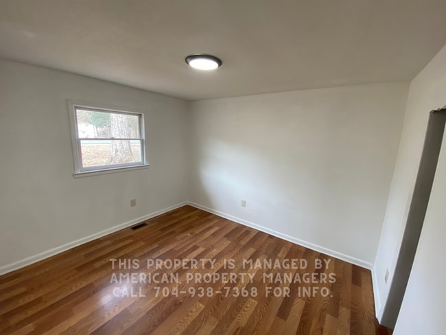 Building Photo - 3810 Vanderburg Dr