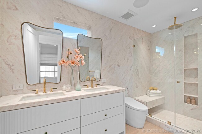 Building Photo - 255 Royal Poinciana Way