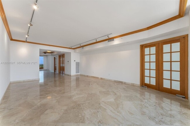 Building Photo - 785 Crandon Blvd