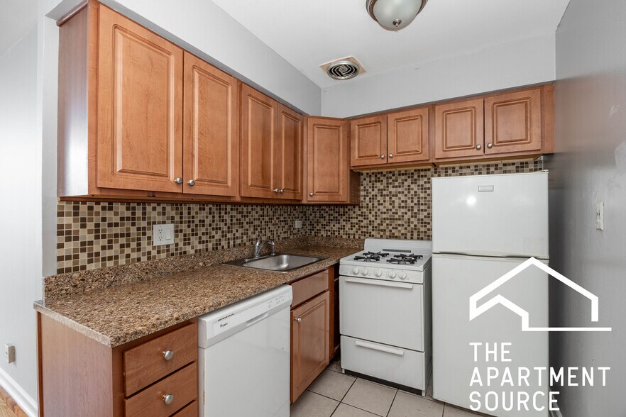 Building Photo - 5820 N Sheridan Rd