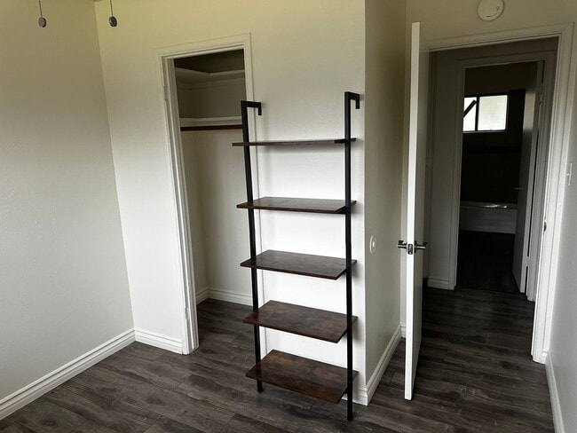 Building Photo - Charming Riverside Home on Hillside Avenue!