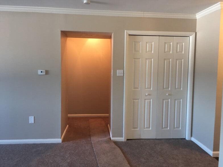 Entrance to hallway - 3643 N Front St