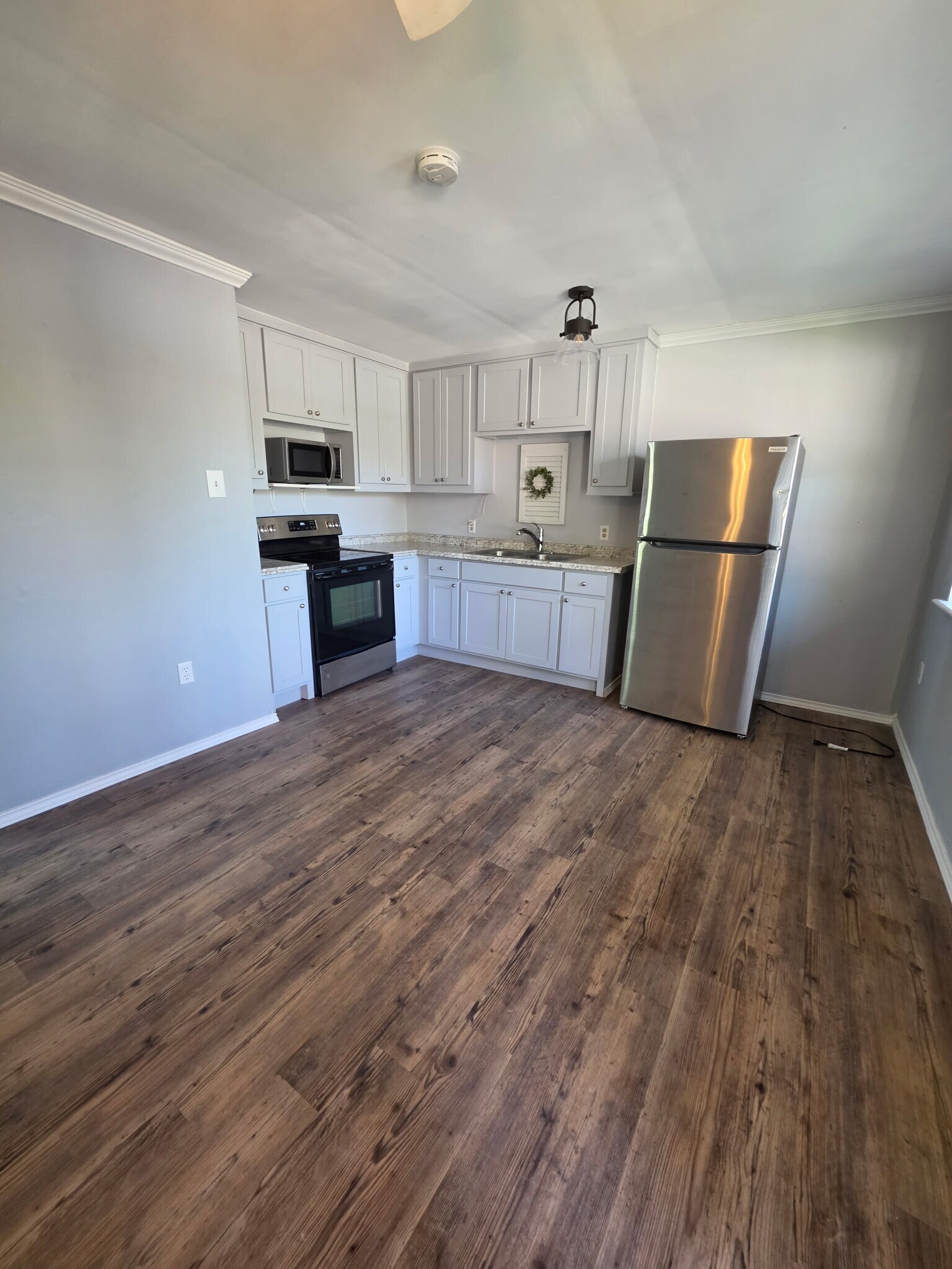 Kitchen/living room - 502 Big Rock St
