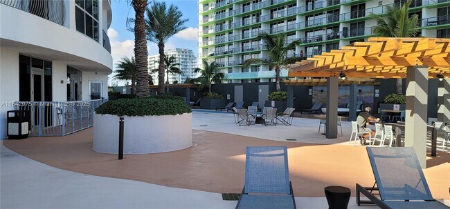Building Photo - 1750 N Bayshore Dr