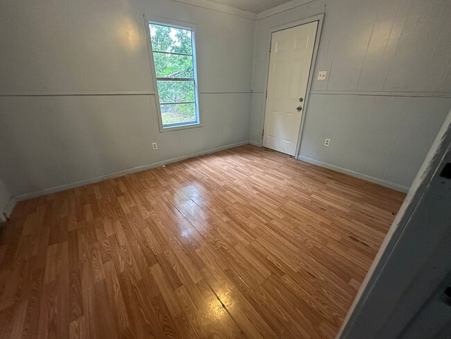 Building Photo - 4-bedroom, 2 bathroom home AVAILABLE NOW!