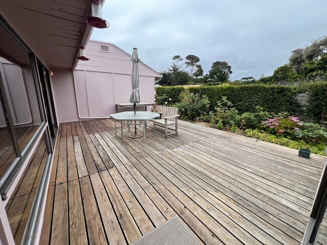Building Photo - Large 4 bedroom 3 bathroom home in Pacific...